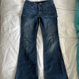 Bootcut midwaist jeans! - Snygga bootcut jeans. De är i helt nyskick utan slitningar💗  De är i storlek 152 men passar mig som är 160 bra!  Midjemått 36cm, innerbenslängd 73cm 