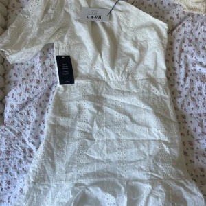 Oneshoulder klänning - Superfin vit oneshoulder klänning från NA-KD, perfekt till student eller skolavslutning.  Säljer pga att den aldrig använts. Storlek 40 men passar 38. Skriv privat vid fler frågor! ❤️