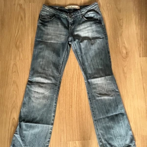 Lågmidjade jeans - Säljer dessa skitsnygga lågmidjade jeansen med så snygga fickor då de tyvärr var för stora. Midjemått rakt över: 40cm, innerbensmått: 78cm. Skriv för fler bilder, frågor eller prisförslag💕💗