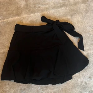 Snygg svart kjol - Aldrig använd, svart kjol från stradivarius, storlek XS, väldigt snygg till en stickad tröja eller jacka!