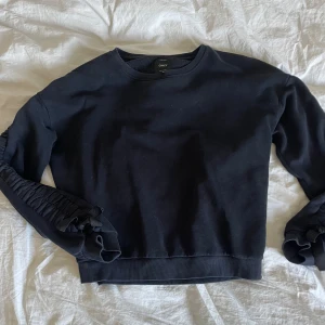 Svart sweatshirt - Svart sweatshirt från Only i storlek XS💗detaljer på ärmarna med rosetter🤩
