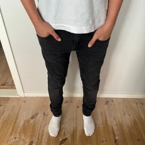 Replay anbass jeans - Tja, säljer ett par riktigt snygga replay jeans. Dom har skicket 10/10 och vid frågor är det bara att kontakta😁
