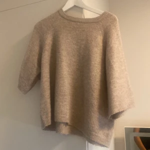 Kortärmad stickad tröja  - Säljer min stickade tröja i storlek xs