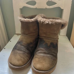 Uggs - Fina brun/gröna riktiga uggs. Väldigt sköna men lite smutsiga, därav pris. Det mörka går att ta bort med mocka tvätt. Säljer då de är för stora för mig tyvärr. Stl 38🥰🥰 Kan också byta mot några i 37. 