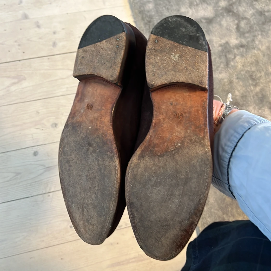 Bruna mocka loafers med tofsar - 90