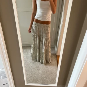 Långkjol - En väldigt fin Långkjol från Mango. Storleken är frpnbderas ungdomskläder och är då M som vanligt motsvarar xs till s. Den passar mig i längden som är 165 men ni kan fråga om mått om ni vill veta de🤗 den är i fint skick utan några slitningar. 💞