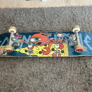 Skateboard - Toymachine skateboard som har använts ett par gånger som bara är lite smutsig på gripptapen. Köpt från yunkyard