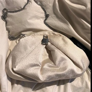 Nunoo väska - Sååå fin väska från núnoo i en skumpig beige färg. Oanvänd och i nyskick! 