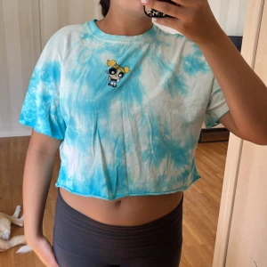 Blå och vit tie-dye croppad t-shirt från Bershka - Säljer en blå och vit tie-dye t-shirt från Bershka med Powerpuff Girls-tryck på framsidan. Den är croppad med korta ärmar. T-shirten är i bra skick . 💙