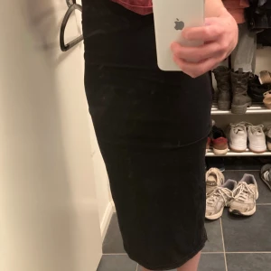 Svart kjol - Smal passform.  30 maskintvätt. 95% bomull 5% elastan