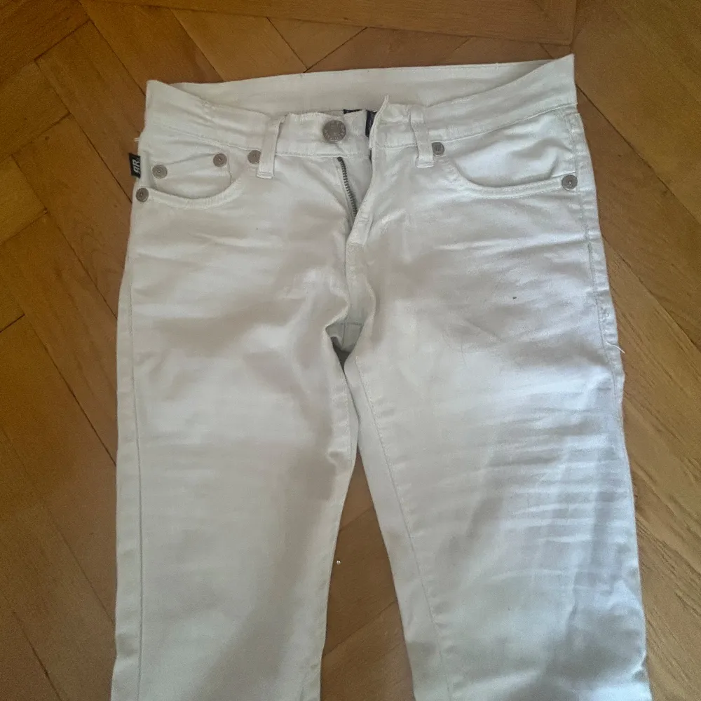 Säljer dessa jätte fina vita victoria beckham jeansen då de inte passade mig så bra💕💕köpt via plick och säljer alltså vidare!! W26. Innerbenslängden är 83 och midjemåttet är 37x2. Jeans & Byxor.