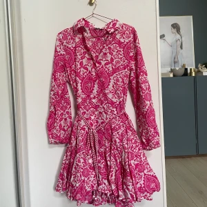 Pigalle klänning - En långärmad klänning med skärp från Pigalle köpt på Only i mycket bra skick.