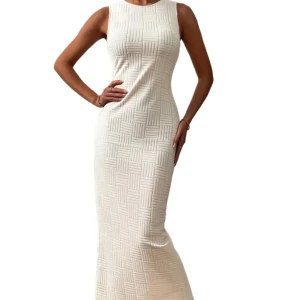 Klänning - Oanvänd klänning. Ger en fin figur Strl M Creme/beigefärgad