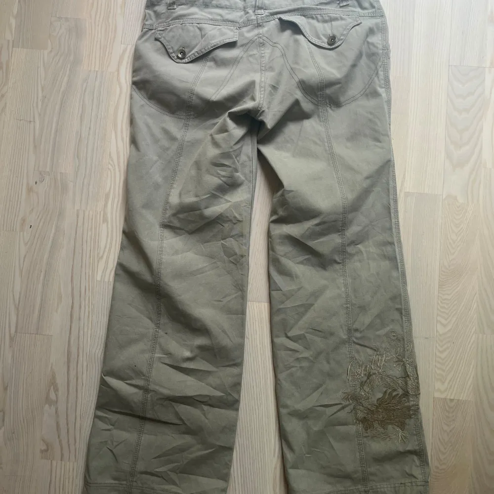 Jättesnygga cargobyxor som tyvärr är för stora för mig. Har bara använts några gånger och har ganska baggy passform. Hör av dig om du har frågor💕. Farkut & Housut.
