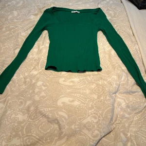 Grön långärmad topp från zara - Fin grön topp som inte kommer till användning, använd ca en gång 
