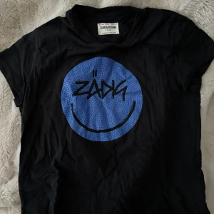 Zadig t shirt - En jättefin Zadig t shirt som jag fick för 3 år sedan och bara har använt max 3 gånger på grund av att jag inte har tillfälle att använda den. Som nyskick och vet inte riktigt priset då det var en present men runt 900 så säljer för 500 men kan lägre💕