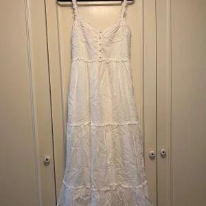 Vit långklänning - Superfin vit långklänning från Plick. Endast använd en gång så i mycket bra skick. Storlek M. Jag ansvarar inte för postens slarv.