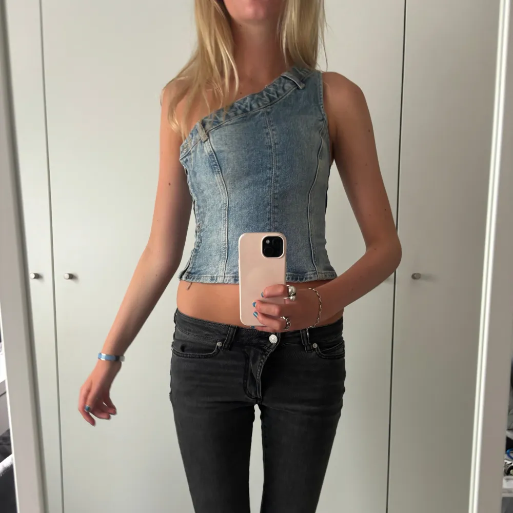 Jättecool jeans topp! Knappt använd!. Toppar.