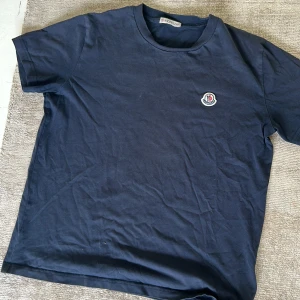 Moncler t-shirt mörkblå - Storlek 158cm sitter extremt bra köpte tröjan för 1000 och säljer den för 500