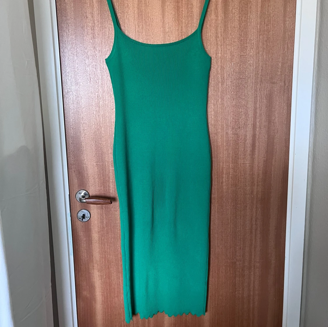 Grön ribbad klänning - 90