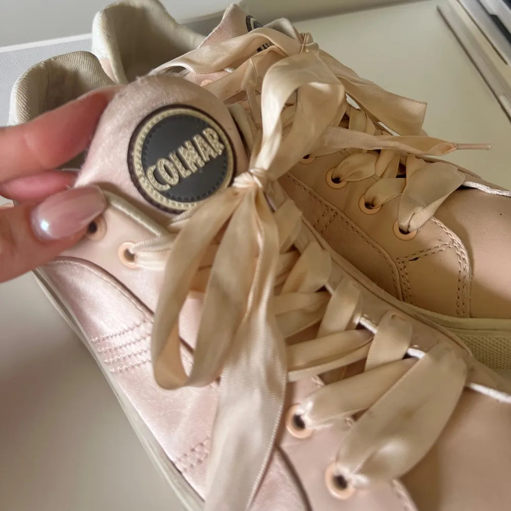 Säljer dessa superfina colmar sneakers då de inte kommer till användning längre, finns täcken på användning, men fortfarande super fint skick, lite smuts som går att tvätta rent enkelt. Skriv vid intresse eller frågor 💕. Skor.