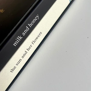 Poesisamling Rupi Kaur - Ett set med två böcker av Rupi Kaur. Köptes för 292!