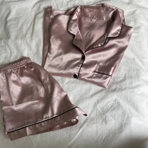 Pyjamas  - Mörk rosa pyjamas från shein som är i bra skick , pris kan diskuteras ❣️