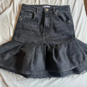 Jeanskjol! - Denna kjol har jag sytt för hand. Från ett par gamla zara jeans till en volang kjol. Storleken på jeansen är 34 skulle säga att kjolen passar 34/36/XS/S. Den är ganska hög i midjan alltså inte så lågmidjad. Aldrig använd, går självklart att tvätta🩷