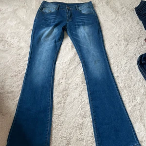 Lågmidjade bootcut jeans - Köpt från vinted, men säljer för att dom inte föll mig i smaken. Dom ser ut att vara lite använda men annars i fint skick. Midjemått rakt över-39 Innebenslängd-77 Längd-101