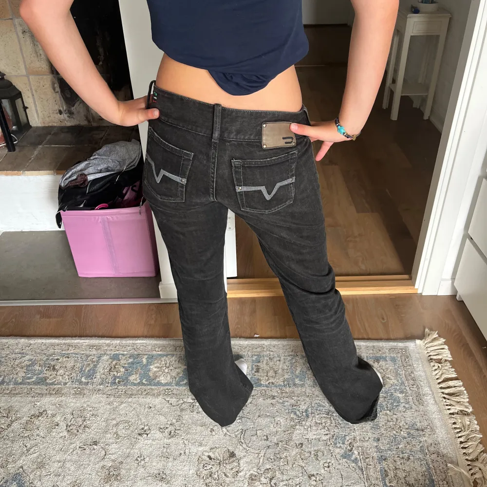 Säljer dessa jätte snygga Low waist straight/bootcut jeansen från disel pga att dom inte passar mig, bilderna är på min kompis💗 jag är ca 180 och på mig är dom lite för korta😊dom är uppsprättade där nere så att dom skulle vara lite längre.. Jeans & Byxor.