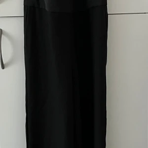 Svart Jumpsuit - Svart jumpsuit i storlek 40