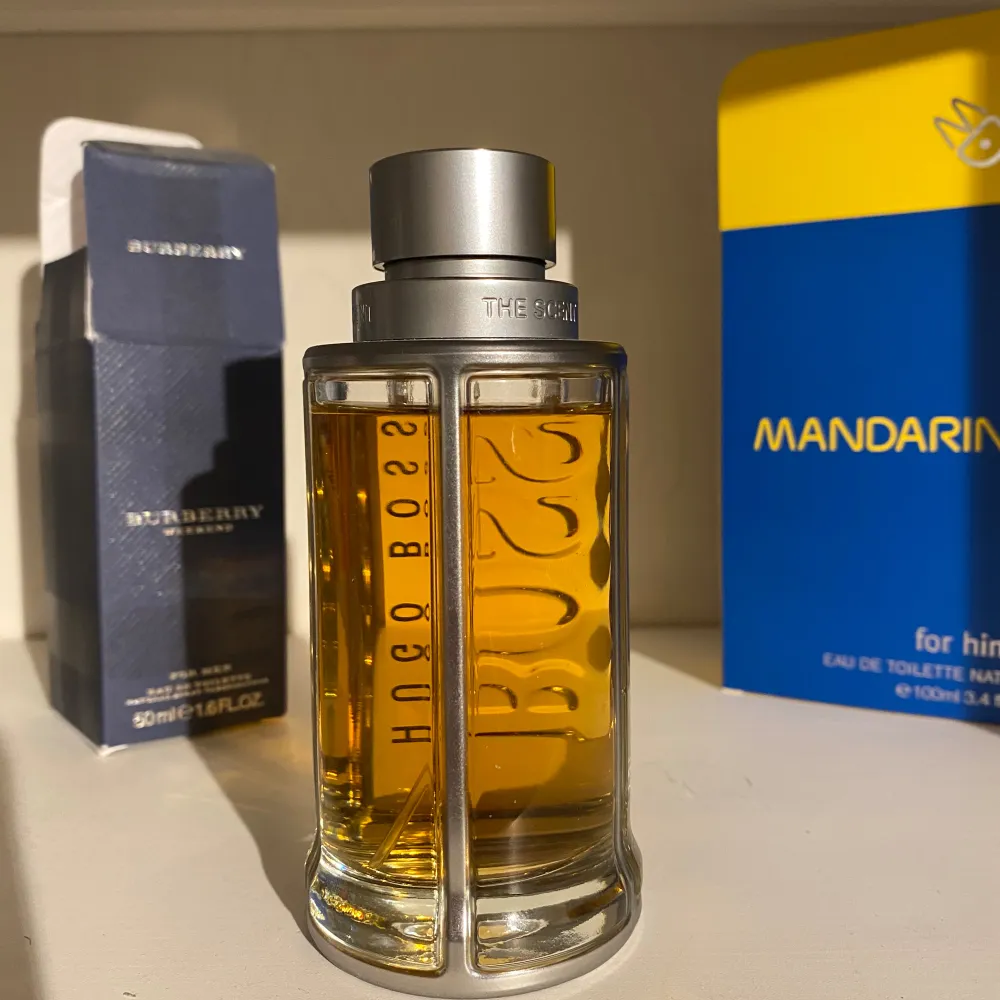 Säljer Hugo Boss The Scent. Supergod doft som är perfekt till vintern och kvällar. 100 ml flaska inte alls mycket använd kanske ca 90-95 ml kvar. Fråga gärna. . Parfym.