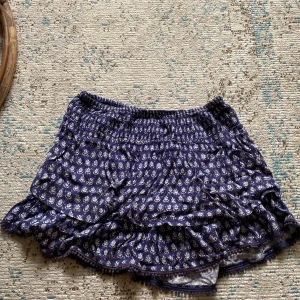 Kjol med volanger  - Kjol med volanger i fint mönster💙