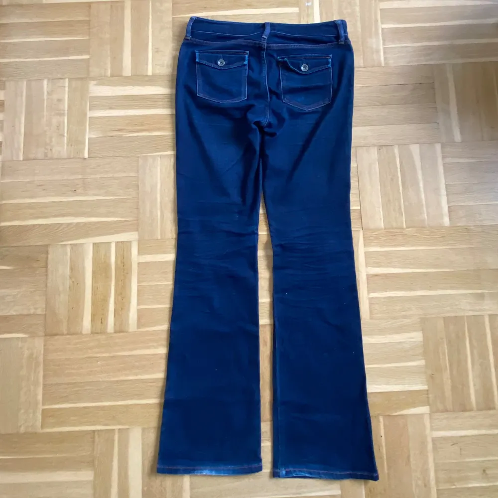 Säljer dom här vintage jeansen i storlek 27 vilket motsvarar s/m. 3e och 4e bilden visar färgen dom har bättre än de första två.  Köp för 400kr🫶🫶. Jeans & Byxor.