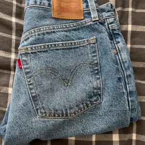 Levis 501 - Levis 501 i okänd storlek. De sitter som W30 L30. De är nyskick
