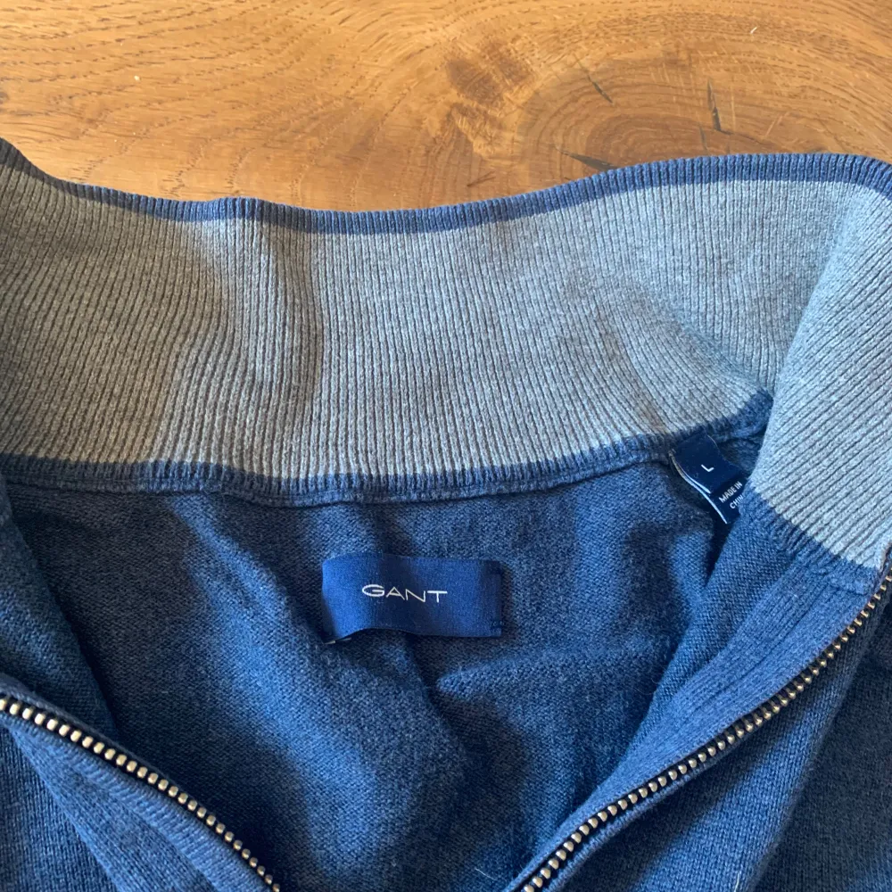 En go half-zip som passar bra både med tröja men även snygg me skjorta. Storlek L men sitter som en M. Bra skick. Tröjor & Koftor.