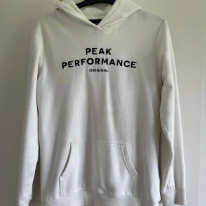 Peak Performance  - Säljer min Peak Performance hoddie som inte längre kommer till användning. Använts ett fåtal gånger. Inga hål, fläckar el slitage alls.