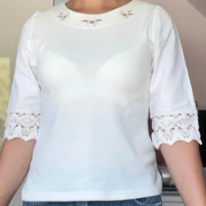 Gullig vit top - Gullig tröja, väldigt trevligt att ha på i skolan eller till jobbet när det är lite svalare