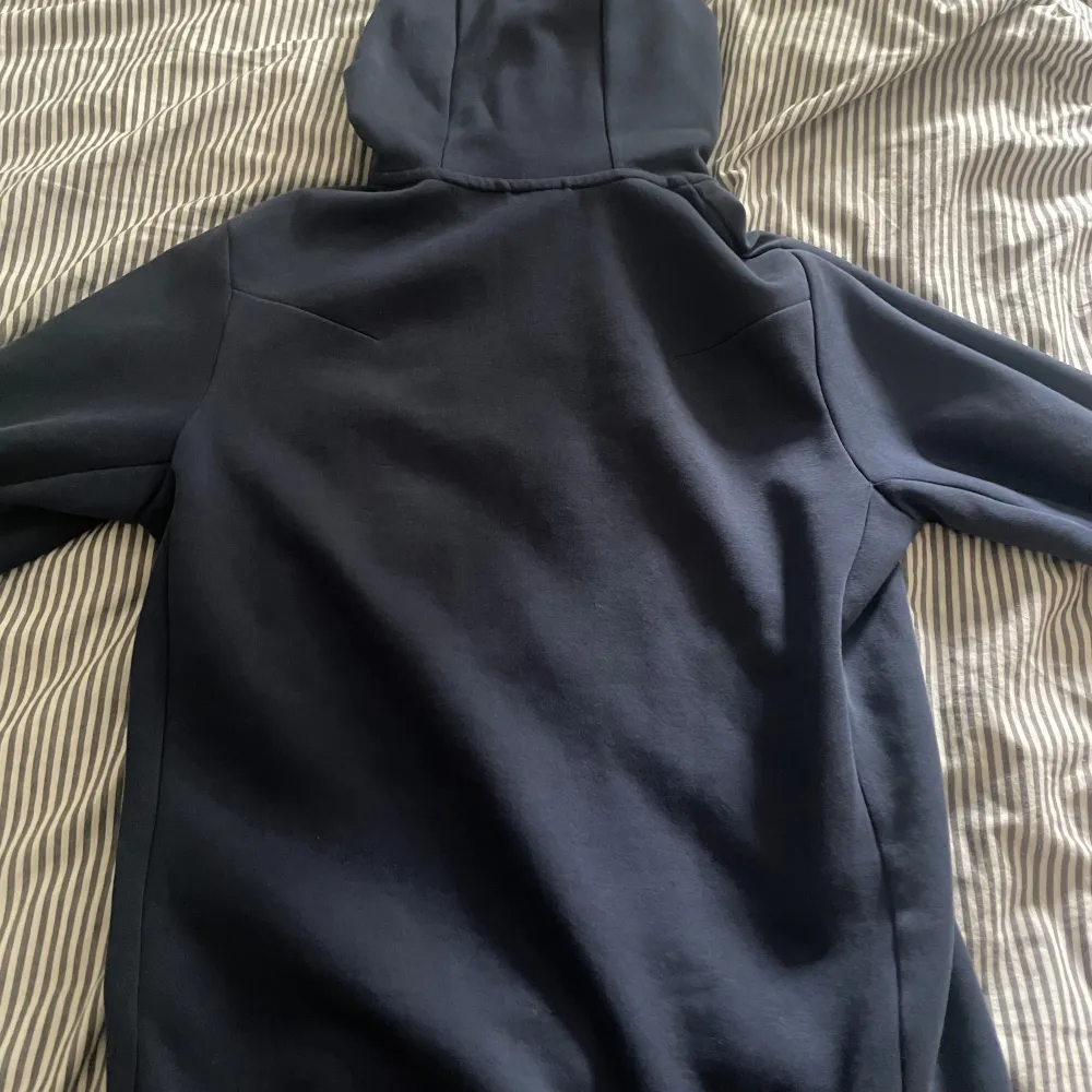 Jätte fint skit inga täcken på skador använd få tal gånger. Kontakta mig så går ni mer info priset är inte hugget i sten . Hoodies.