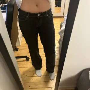 Grå/svarta lågmidjade raka jeans från Nelly. Snygga vita sömmar som en fin detalj och bra skick! Skriv vid frågor💕