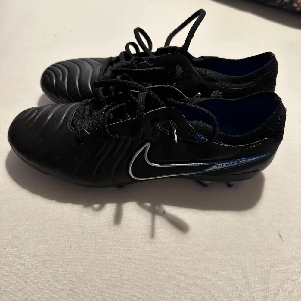 Nike tiempo elite fotbollsskor strl 39, aldrig använda då det inte var min passform.  Kan gå ner i pris vid snabb affär . Skor.