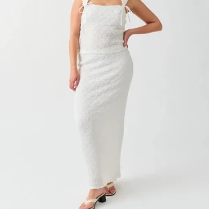 Gina Tricot Kjol - Säljer nu min fina vita kjol från Gina Tricot då jag inte får andvändning av den, endast andvänd en gång så är helt som ny! Storlek M💗 Ny pris 360 kr