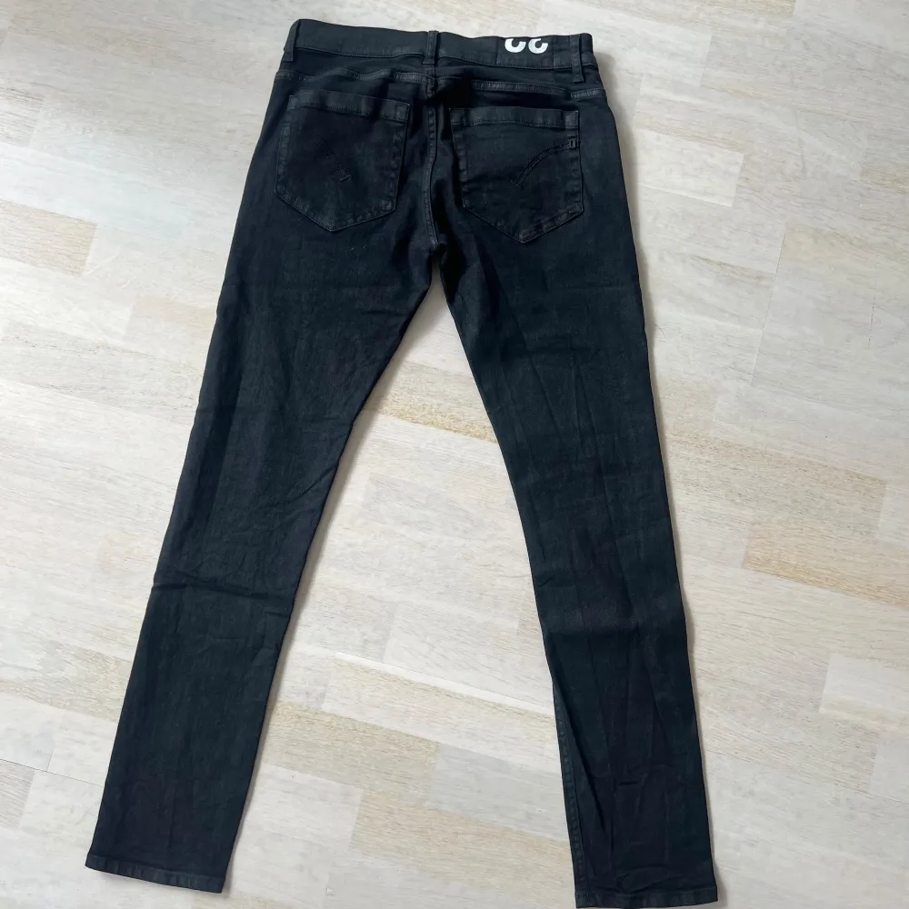 Säljer dessa as fräcka dondup jeans i nyskick! Storlek: 32! Modellen heter George & jeansen är köpta på United Fashion! Nypris: 3500kr. Jeans & Byxor.