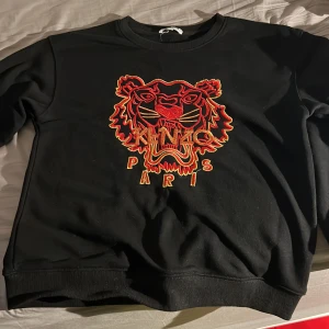 Kenzo Tröja - Säljer denna kenzo tröja då jag inte behöver den. Mycket bra skick använd ett fåtal gånger bara. Storlek S