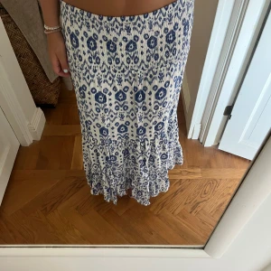 Lång kjol - Super fin långkjol i blå och vitt i strl S från zara 