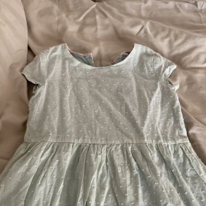 Mango klänning till salu! - Fin klänning från mango till salu! Bra skick, inte mycket använd Färgen turkos!