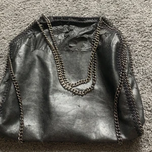 Stella McCartney väska💗💗 - Säljer nu min äkta Stella Mcartney väska då den inte kommer till användning. Nypris är ca 8000kr men eftersom denna är lite trasig på både baksida och framsida så säljer jag denna för 799kr men pris kan diskuteras💗