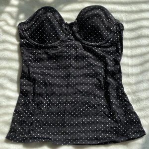 prickig tubetop  - supersöt tubetop köpt i vintagebutik i spanien! ska nog finnas band till (som i sista bilden) men är ju nästan snyggare såhär.  toppen passar helst någon med B-C kupa och jag skulle säga att den är i storlek 38 (står ingen storlek med).🎀🎀 