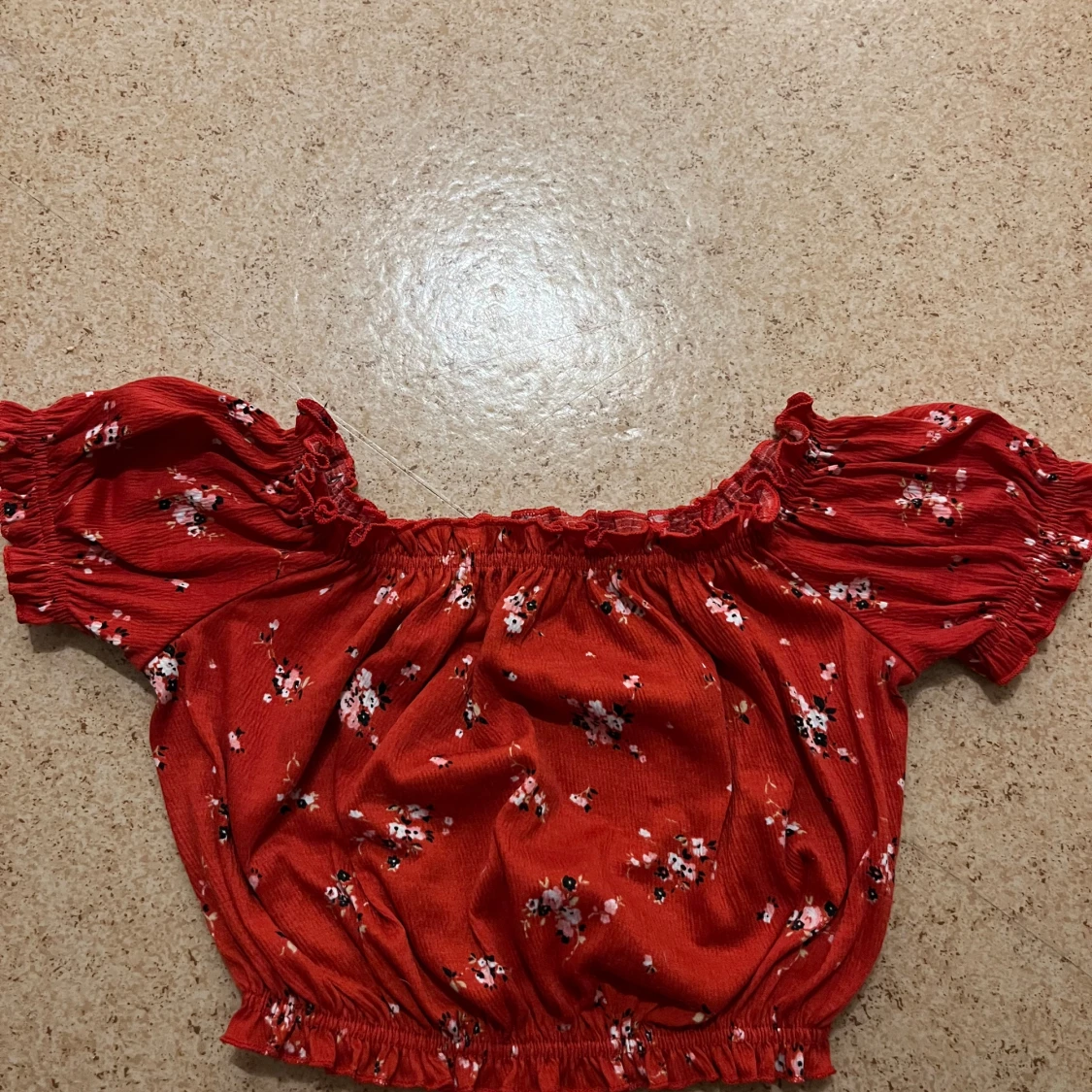 Röd blommig offshoulder topp från H&M - 91