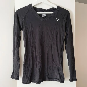 Träningströja  - Långärmad träningströja från Gymshark Svart men ser mer mörkgrå ut